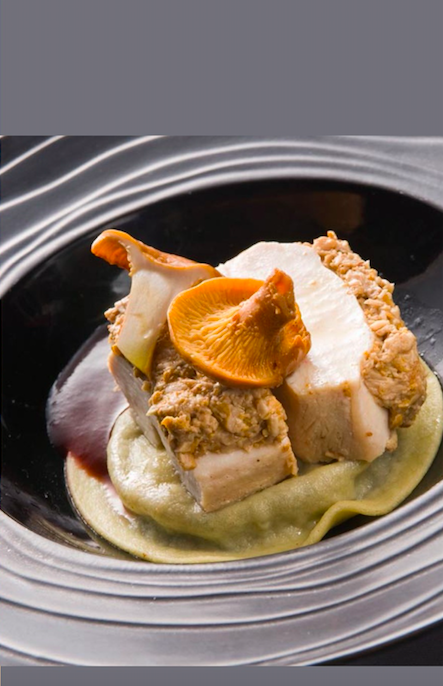 Poulet en croûte de giroles sur raviole